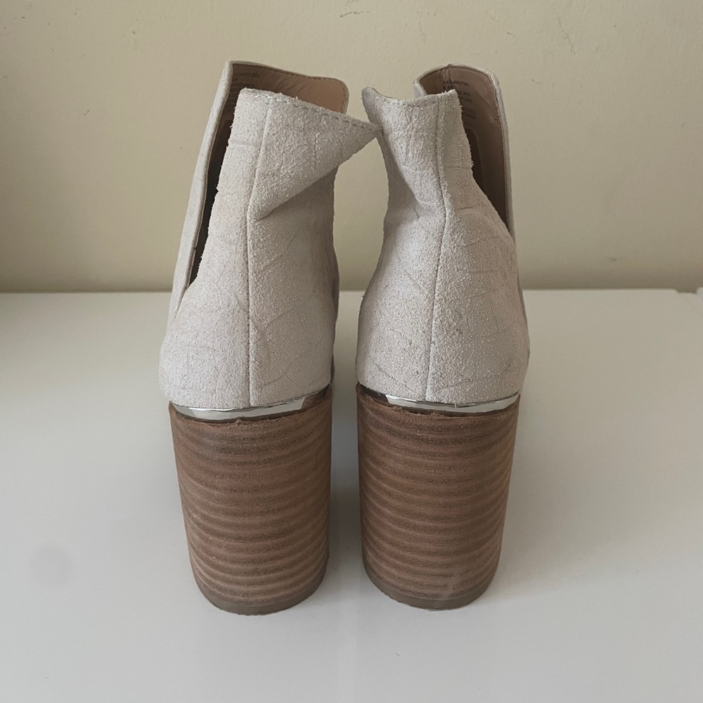 Steve Madden White Point Toe Textured Booties Siz… - image 2